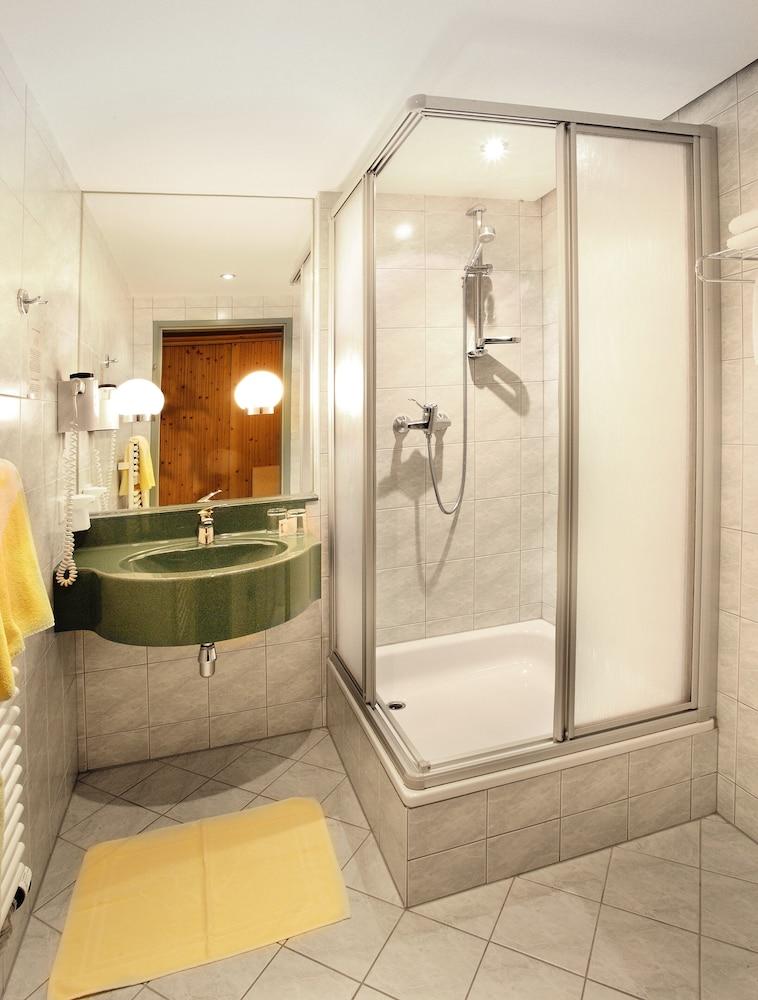 Schuetz Hotel โอเบอร์เทาเอิร์น ภายนอก รูปภาพ